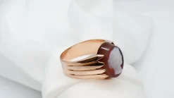 Bague chevalière années 50 en or rose et camée