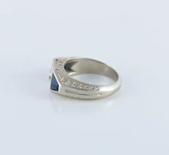 Bague chevalière Art Déco, diamant et saphirs