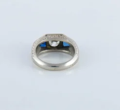 Bague chevalière Art Déco, diamant et saphirs