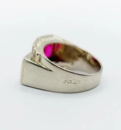 Bague chevalière art deco or blanc 18k et platine ornée d'un diamant taille rose et d'un rubis synthétique