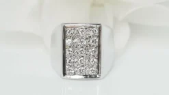 Bague chevalière en or blanc et diamants
