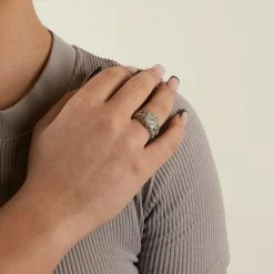 Bague chevalière en or gris, pavage diamants