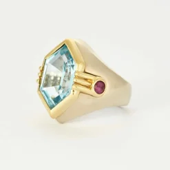Bague chevalière en or gris topaze bleue et rubis
