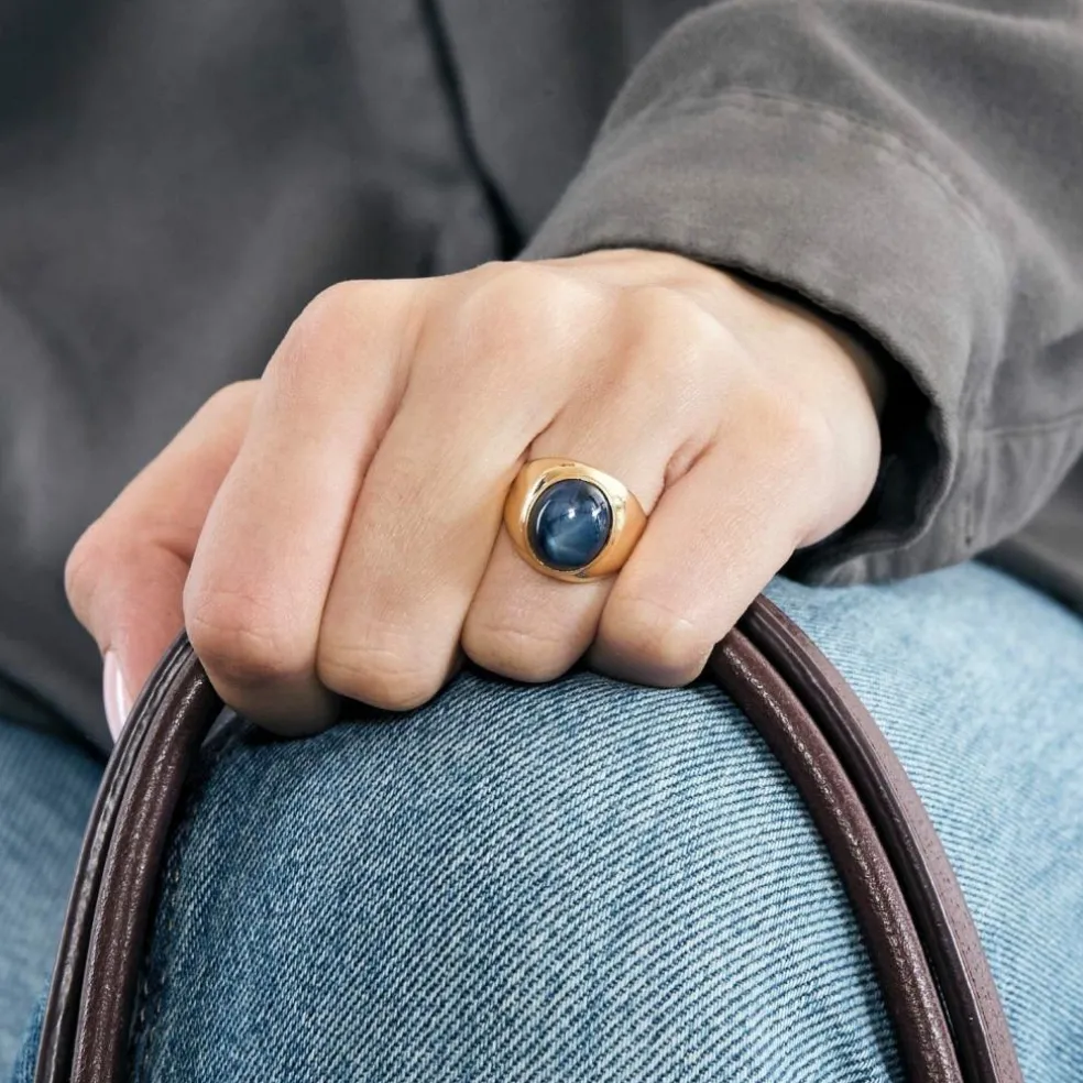 Bague chevalière en or jaune et saphir étoilé