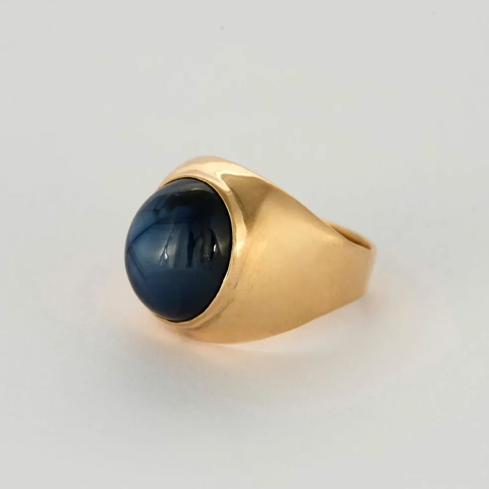 Bague chevalière en or jaune et saphir étoilé
