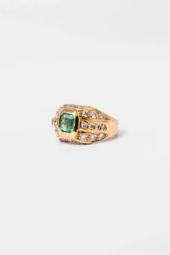 Bague Chevalière en or jaune émeraude et diamants