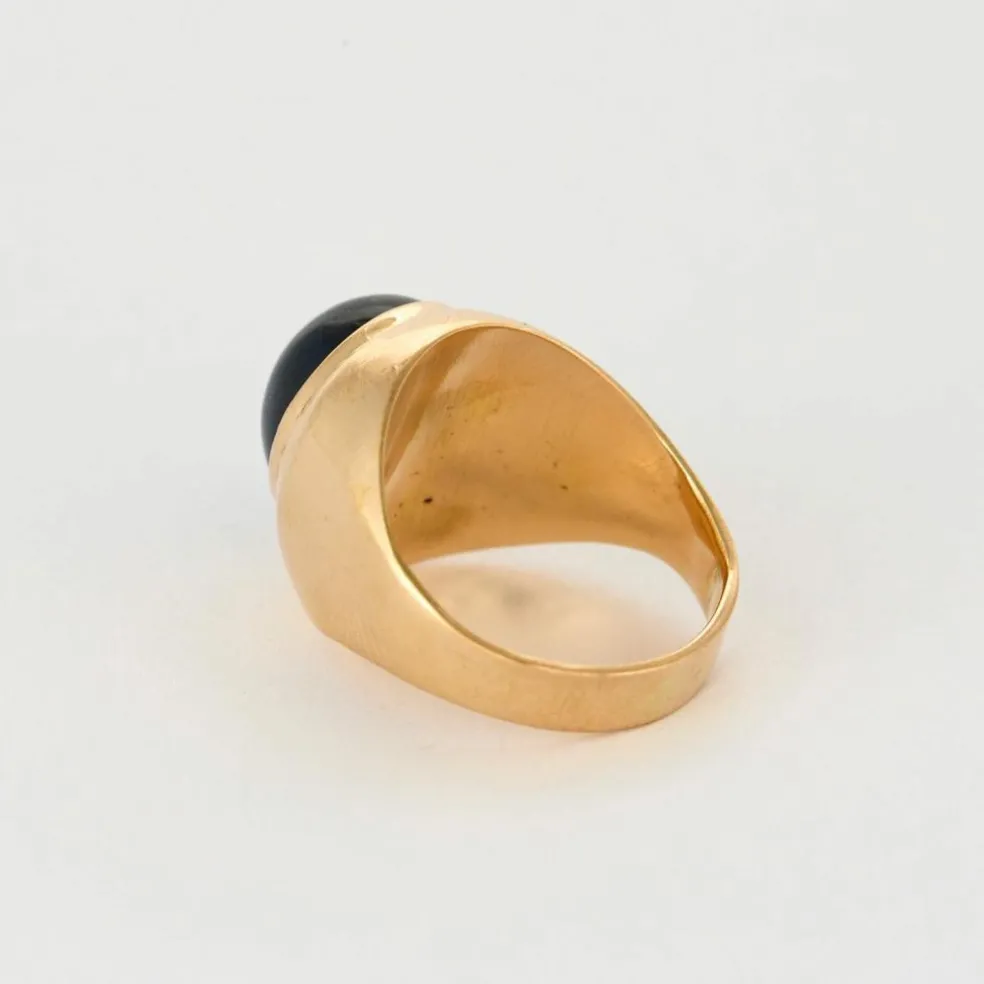 Bague chevalière en or jaune et saphir étoilé