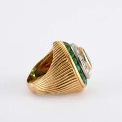 Bague chevalière en or jaune, platine godronnée, émeraude
