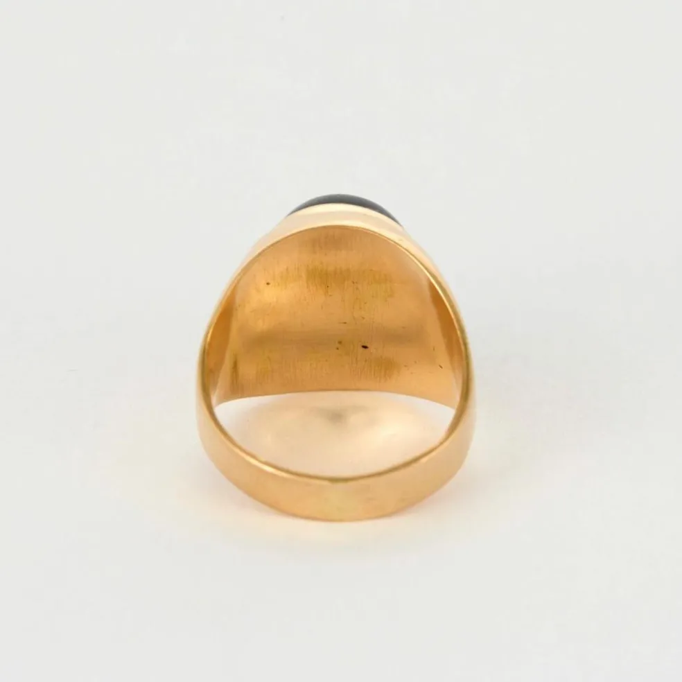 Bague chevalière en or jaune et saphir étoilé