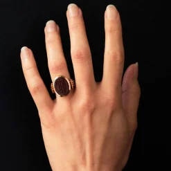 Bague chevalière or et intaille sur cornaline