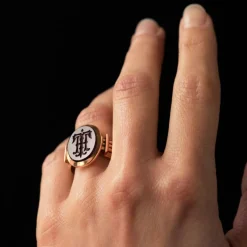 Bague chevalière or et intaille sur cornaline