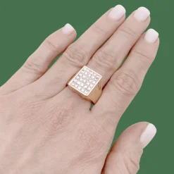 Bague chevalière or jaune, diamants.