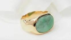 Bague chevalière or jaune jade cabochon