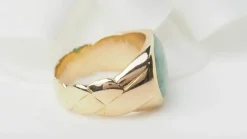 Bague chevalière or jaune jade cabochon