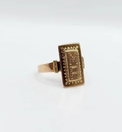 Bague chevalière victorienne or rose et or jaune, finement ciselée et gravée MR (circa 1890)
