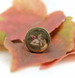 Bague chérubin ailé en émail doré de style victorien