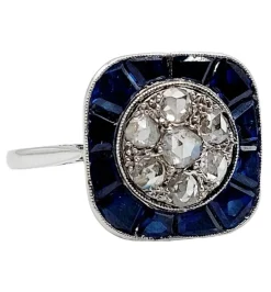 Bague cible art deco or blanc 18k et platine ornée de diamants entouré de saphirs calibrés synthétiques (circa 1930)