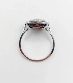 Bague cible art deco or blanc 18k et platine ornée de diamants entouré de saphirs calibrés synthétiques (circa 1930)