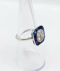 Bague cible art deco or blanc 18k et platine ornée de diamants entouré de saphirs calibrés synthétiques (circa 1930)