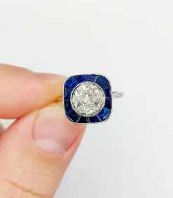 Bague cible art deco or blanc 18k et platine ornée de diamants entouré de saphirs calibrés synthétiques (circa 1930)