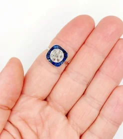 Bague cible art deco or blanc 18k et platine ornée de diamants entouré de saphirs calibrés synthétiques (circa 1930)