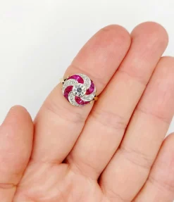Bague cible tourbillon Art Déco or jaune diamant et rubis calibrés
