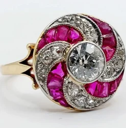 Bague cible tourbillon art deco or jaune diamant et rubis calibrés