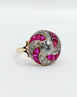 Bague cible tourbillon art deco or jaune diamant et rubis calibrés