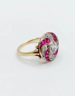 Bague cible tourbillon art deco or jaune diamant et rubis calibrés