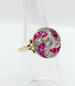 Bague cible tourbillon Art Déco or jaune diamant et rubis calibrés