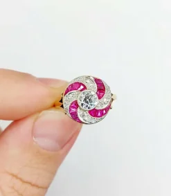 Bague cible tourbillon art deco or jaune diamant et rubis calibrés