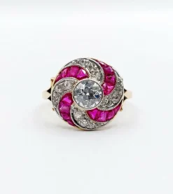 Bague cible tourbillon Art Déco or jaune diamant et rubis calibrés