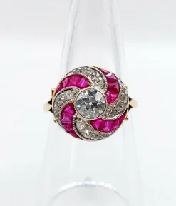 Bague cible tourbillon art deco or jaune diamant et rubis calibrés