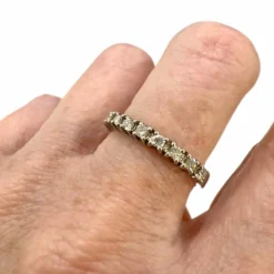 Bague cinquillo au design contemporain en or et diamants