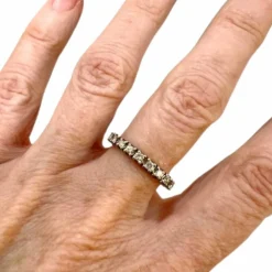 Bague cinquillo au design contemporain en or et diamants