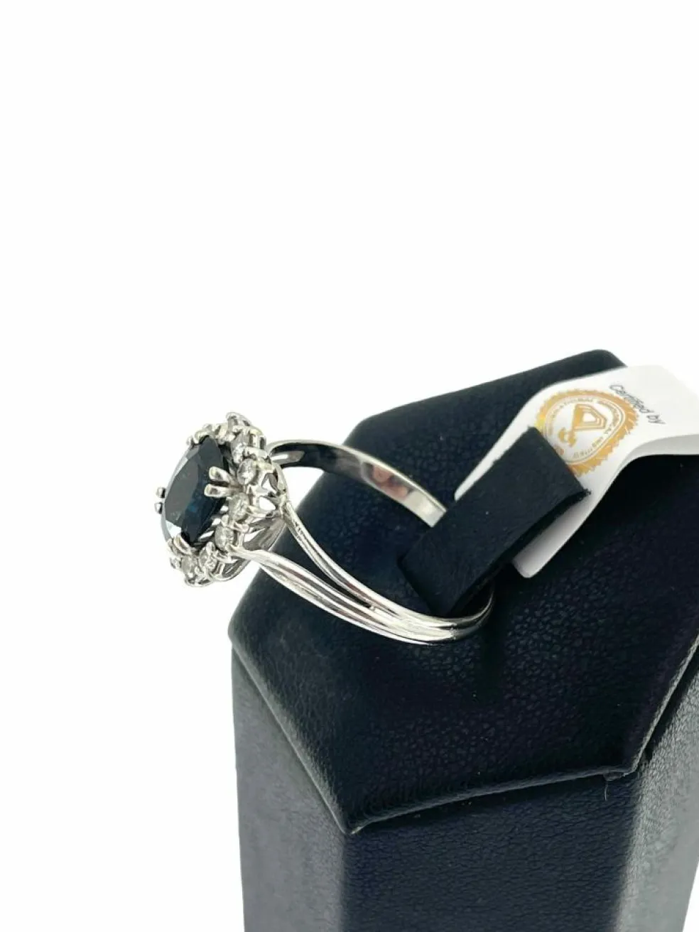 Bague classique en or blanc diamants et saphir certificat IGI