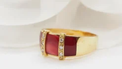 Bague Clozeau or jaune, diamants et résine rouge