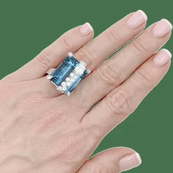 Bague cocktail aigue-marine, diamants, or blanc.