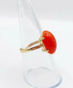 Bague cocktail Art Déco or jaune, cabochon de corail