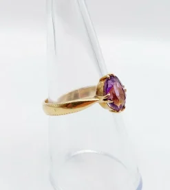 Bague cocktail art deco or jaune 18k ornée d'une améthyste 2,12 carats en sertis griffes