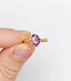 Bague cocktail art deco or jaune 18k ornée d'une améthyste 2,12 carats en sertis griffes