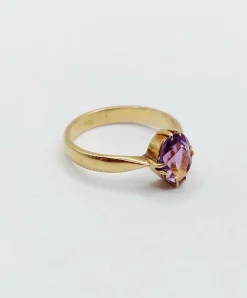 Bague cocktail art deco or jaune 18k ornée d'une améthyste 2,12 carats en sertis griffes
