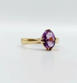 Bague cocktail art deco or jaune 18k ornée d'une améthyste 2,12 carats en sertis griffes