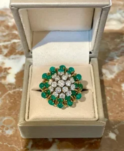 Bague cocktail cabochon émeraudes diamants or jaune