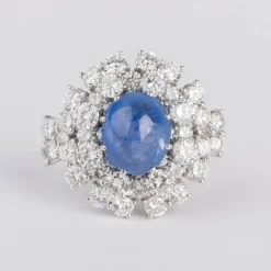 Bague cocktail en diamants et saphir cabochon