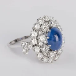 Bague cocktail en diamants et saphir cabochon