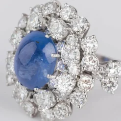 Bague cocktail en diamants et saphir cabochon