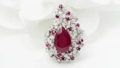 Bague cocktail en or blanc, rubis et diamants
