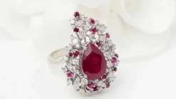 Bague cocktail en or blanc, rubis et diamants