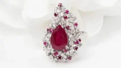 Bague cocktail en or blanc, rubis et diamants